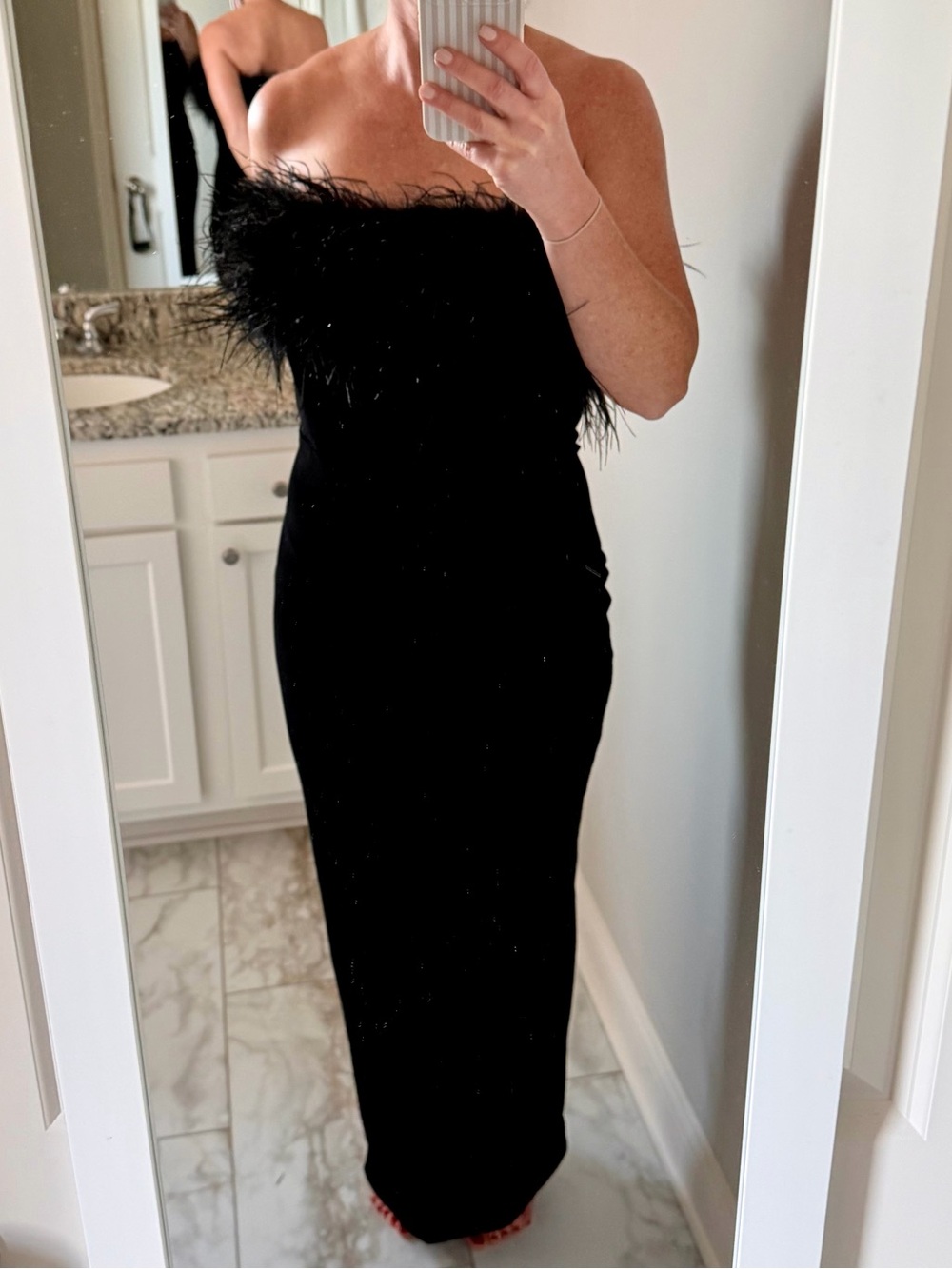 Club L London ARELLA
Black Velvet Bandeau Maxi Dress With Feather Trim